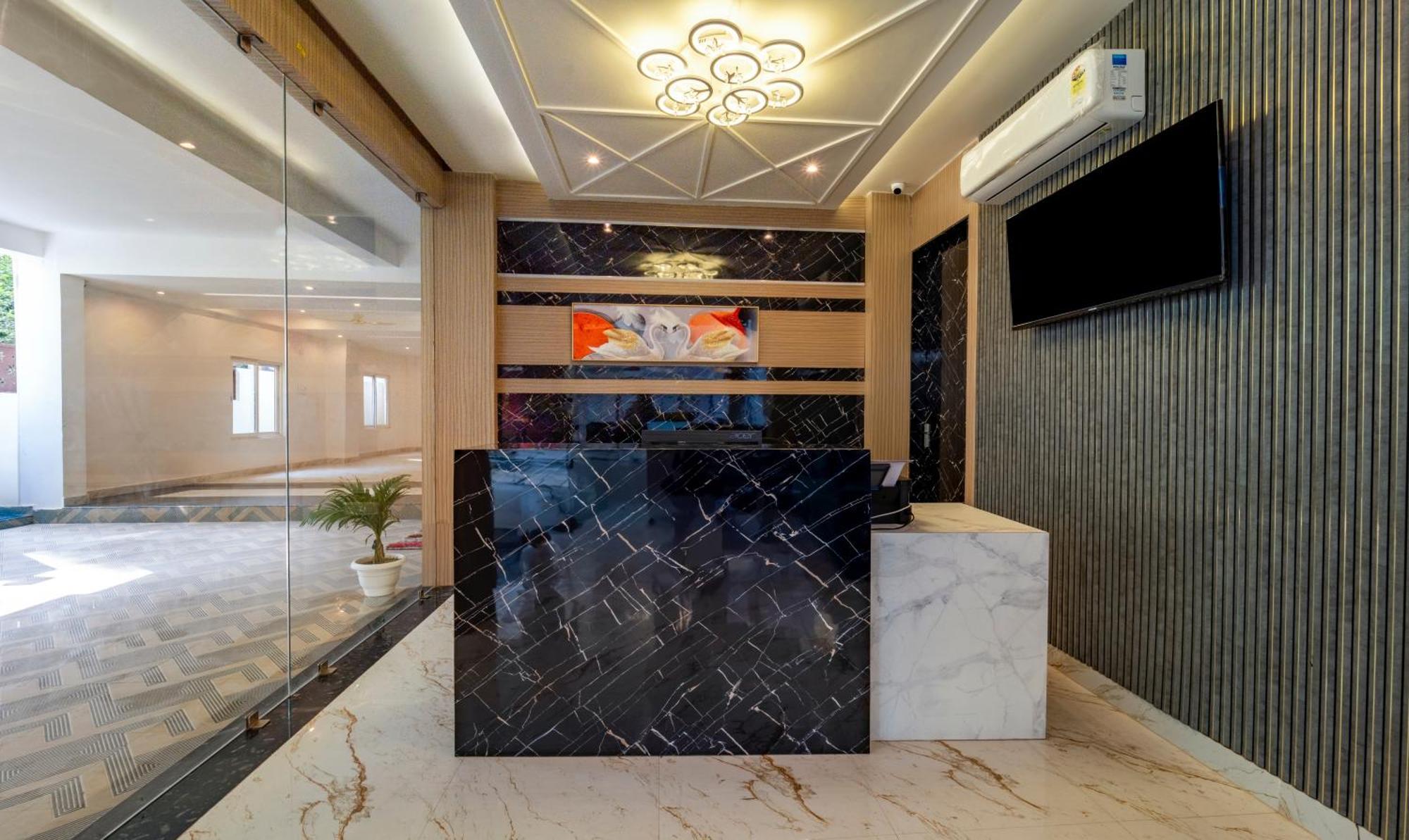 Treebo Raj Palace فاراناسي المظهر الخارجي الصورة