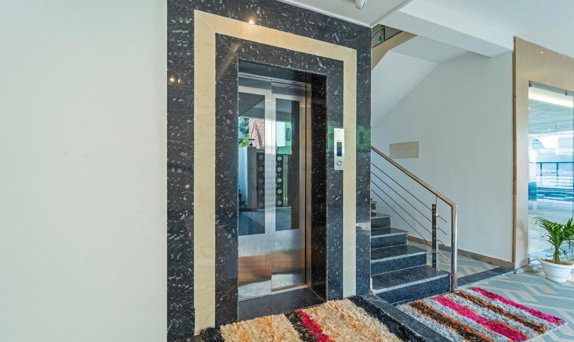 Treebo Raj Palace فاراناسي المظهر الخارجي الصورة