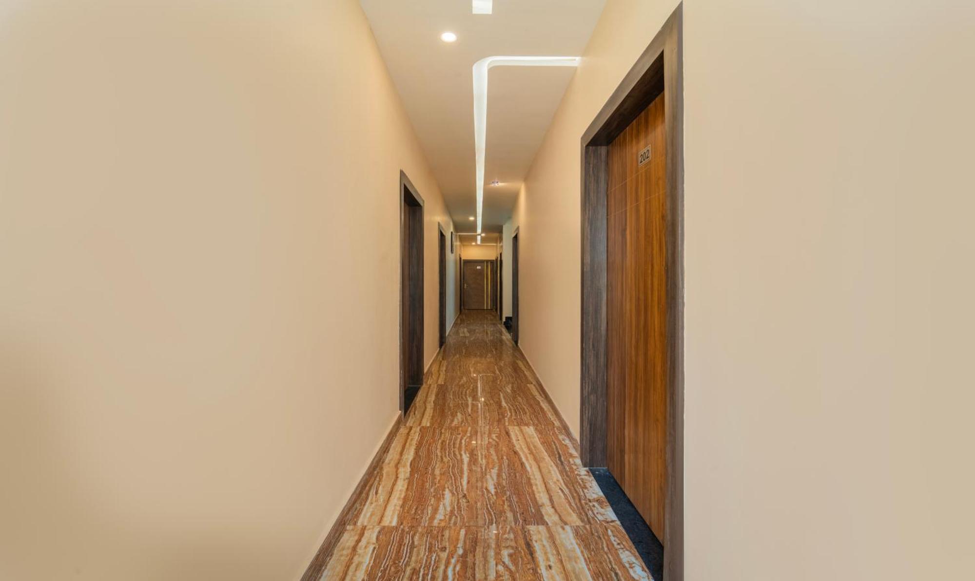 Treebo Raj Palace فاراناسي المظهر الخارجي الصورة
