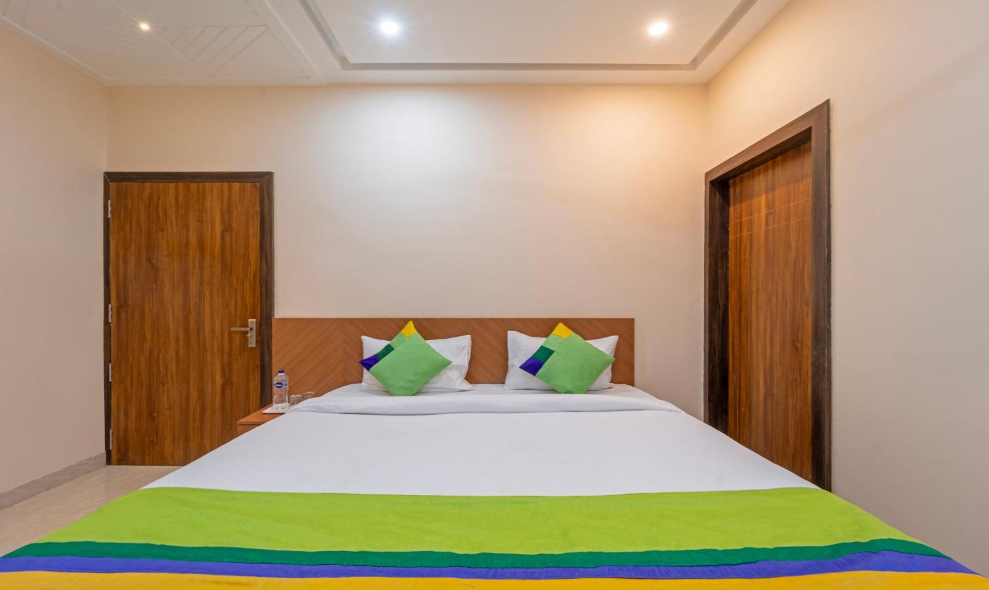 Treebo Raj Palace فاراناسي المظهر الخارجي الصورة